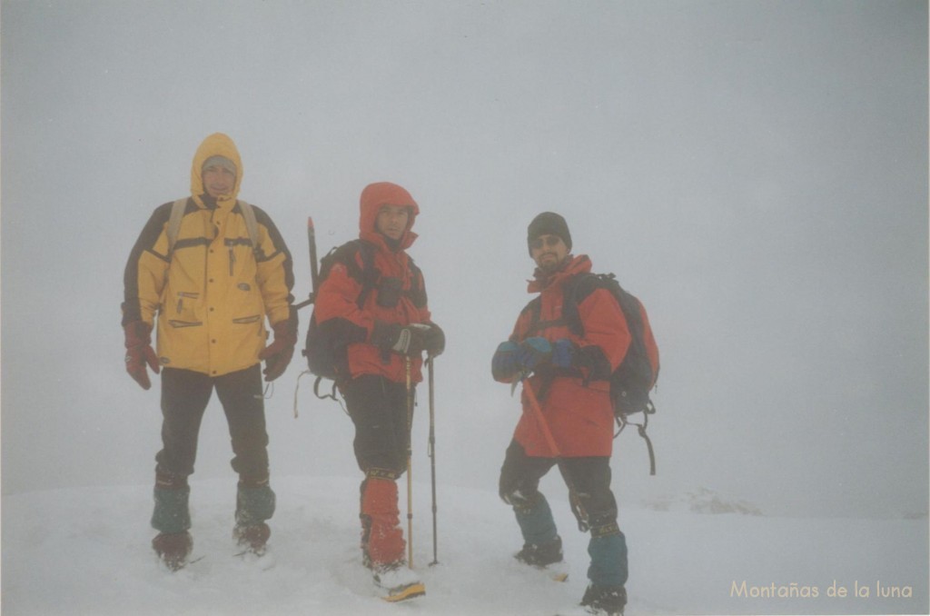 Julio, Quique y Jesús en la cima de Aitana, 1.558 mts.